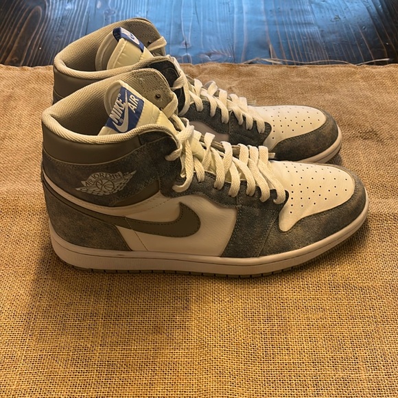 Size 11 Jordan 1 Retro High Hyper Royal Smoke - Picture 3 of 9